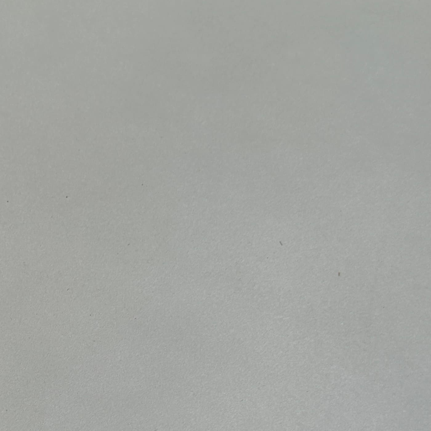 Cemento de fibra gris claro con acabado plano.