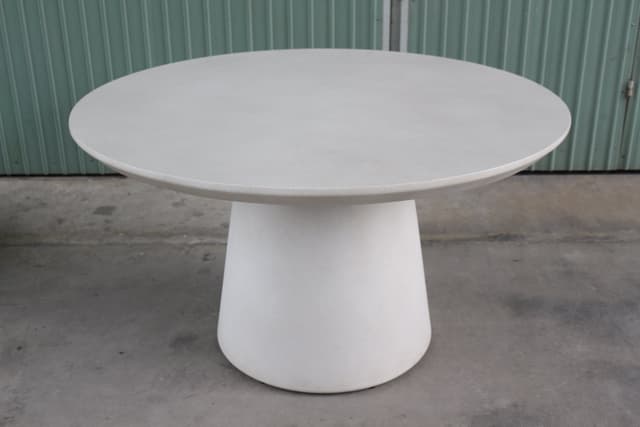 Solana dining table